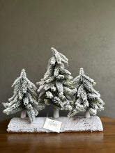 Cargar imagen en el visor de la galería, SET 3 PINOS NEVADOS CHICOS 27 CM