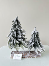 Cargar imagen en el visor de la galería, SET 2 PINOS NEVADOS CHICOS 27 CM