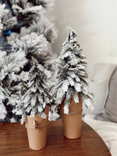 Cargar imagen en el visor de la galería, CONO NAVIDEÑO CON NIEVE BASE CARTON
