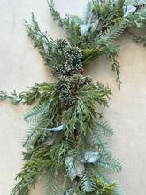 Cargar imagen en el visor de la galería, CORONA BOSQUE CIPRES 80 CM
